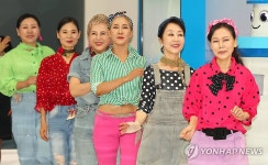 당당한 워킹…시니어 모델 수료 패션쇼 | 연합뉴스