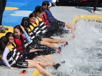생존수영 배워요…부산 국립한국해양대학교 해상교육장 | 연합뉴스