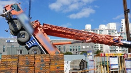 [사건사고] 공사현장 크레인 전도…버스승강장 파손 | 연합뉴스