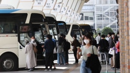 조심조심 고향으로…아직 한산한 고속버스터미널 | 연합뉴스