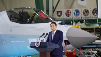 윤대통령, KF-21 전투기에 '엄지척'…