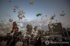 하늘 가득 채운 하얀 풍선…베이루트 참사 두 달, 레바논서 추모 행사 | 연합뉴스