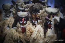 악귀를 쫓아라…불가리아 국제 가면극 축제 쿠케리 | 연합뉴스