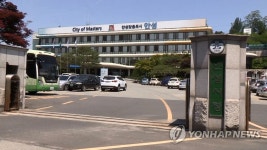 안성시청서 50대 노점상 시너 들고 경찰과 대치 중 | 연합뉴스