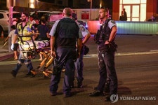 시드니 유명 해변서 총기난사로 16명 사망…용의자 1명 사살 | 연합뉴스