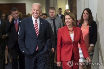 펠로시, 바이든 '나쁜손' 논란에 