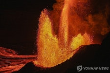 치솟는 용암기둥…하와이 킬라우에아 화산 폭발 | 연합뉴스