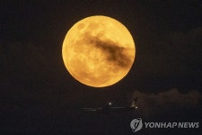 쟁반같이 둥근 보름달…올해 마지막 초대형 슈퍼문 | 연합뉴스