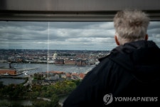 덴마크 도심 속 친환경 폐기물 에너지 발전소…옥상에는 스키장 | 연합뉴스