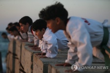 얍…어린 팔레스타인, 지중해서 태권도 훈련 | 연합뉴스