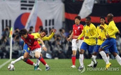 강한 압박하는 김동진 | 연합뉴스