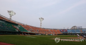 어둑어둑한 부산 사직야구장 조명 개선 난항 | 연합뉴스