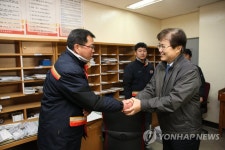 우편집배원 격려하는 최양희 장관 | 연합뉴스