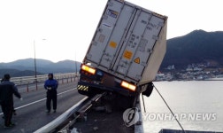 바다에 추락할 뻔 | 연합뉴스