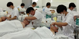 남성 피부미용사에 도전하다 | 연합뉴스