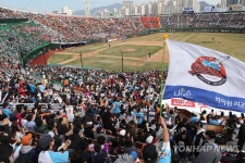 어둑어둑한 부산 사직야구장 조명 개선 난항 | 연합뉴스