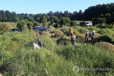 벌초객들로 붐비는 공설묘지 | 연합뉴스