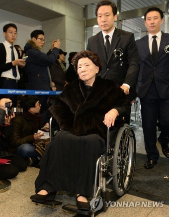 <YS 서거> 빈소 들어서는 손명순 여사 | 연합뉴스