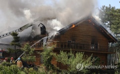 제주 통나무주택 화재…화목보일러 연통서 불 번져 | 연합뉴스