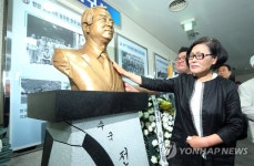 경남 축구 거목 전형두 흉상 제막 | 연합뉴스