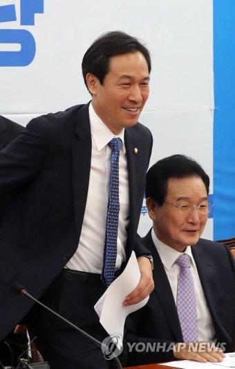 의원들과 인사 나누는 우상호 | 연합뉴스