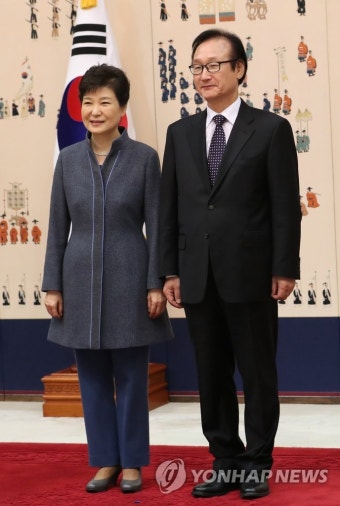 박 대통령, 허원제 정무수석과 기념촬영 | 연합뉴스