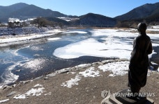 봄 기다리는 아우라지 처녀 | 연합뉴스