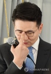 안경 올리는 조원태 | 연합뉴스
