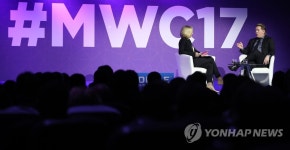 대담하는 존 마틴 | 연합뉴스