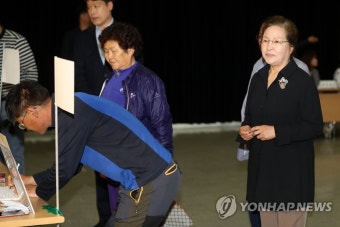 줄선 채 투표 기다리는 권양숙 여사 | 연합뉴스