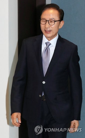 이혜훈 대표 맞이하는 이명박 전 대통령 | 연합뉴스