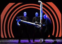 블루맨그룹의 독특한 퍼포먼스 | 연합뉴스