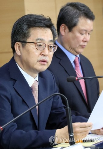 한ㆍ캐나다 통화 스와프 브리핑하는 김동연 | 연합뉴스