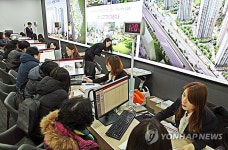 예비 청약자들로 북적이는 독산역 롯데캐슬 뉴스테이 플러스 | 연합뉴스