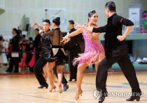 춤의 세계로 빠져봐…2019 춘천레저컵 전국 댄스스포츠 경연대회 | 연합뉴스