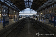 佛 연금개편 총파업에 텅 빈 기차역 플랫폼 | 연합뉴스