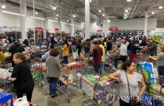 코로나19 확산에 쇼핑객 붐비는 미국 슈퍼마켓 | 연합뉴스