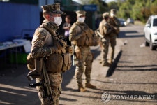 국가재난상태 칠레 지역 보건소 앞에 배치된 군병력 | 연합뉴스