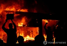 흑인 사망 항의 시위 중 방화 일어난 미니애폴리스 | 연합뉴스