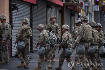 상점 약탈 막으려 순찰하는 미국 주방위군 | 연합뉴스