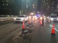 역대 최장 장마에 도로 누더기…부산 포트·싱크홀 주의보(종합) | 연합뉴스