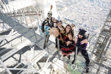 서울스카이 스카이브릿지에 나타난 롯데월드 드라큘라와 캐릭터들 | 연합뉴스