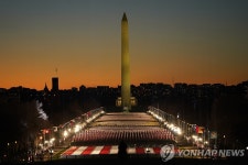 바이든 취임식 앞두고 불 밝힌 미 의사당 앞 깃발의 들판 | 연합뉴스