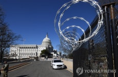 두달째 존치된 미 의사당 주변 철책과 레이저 철조망 | 연합뉴스