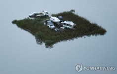 호주 물난리 속 고지대에 남아 침수 피한 자동차들 | 연합뉴스