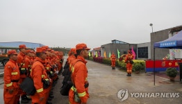 중국 동방항공 여객기 추락현장으로 급파되는 구조대원들 | 연합뉴스