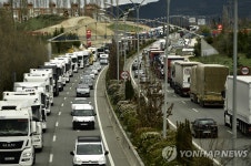 유가 급등 항의하는 스페인 트럭 시위 행렬 | 연합뉴스