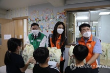 최수영, 지역아동센터에서 푸드뱅크 꿈 나눔 봉사 | 연합뉴스