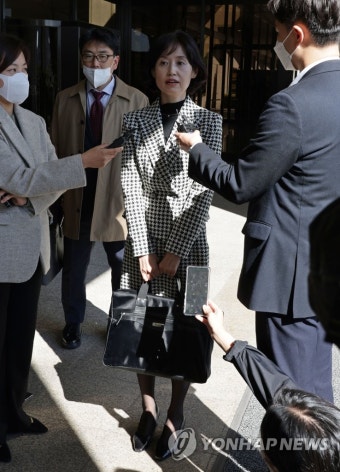 취재진 질문에 답하는 박은정 전 법무부 감찰담당관 | 연합뉴스