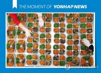 [모멘트] 사랑 담아 만든 반찬 | 연합뉴스